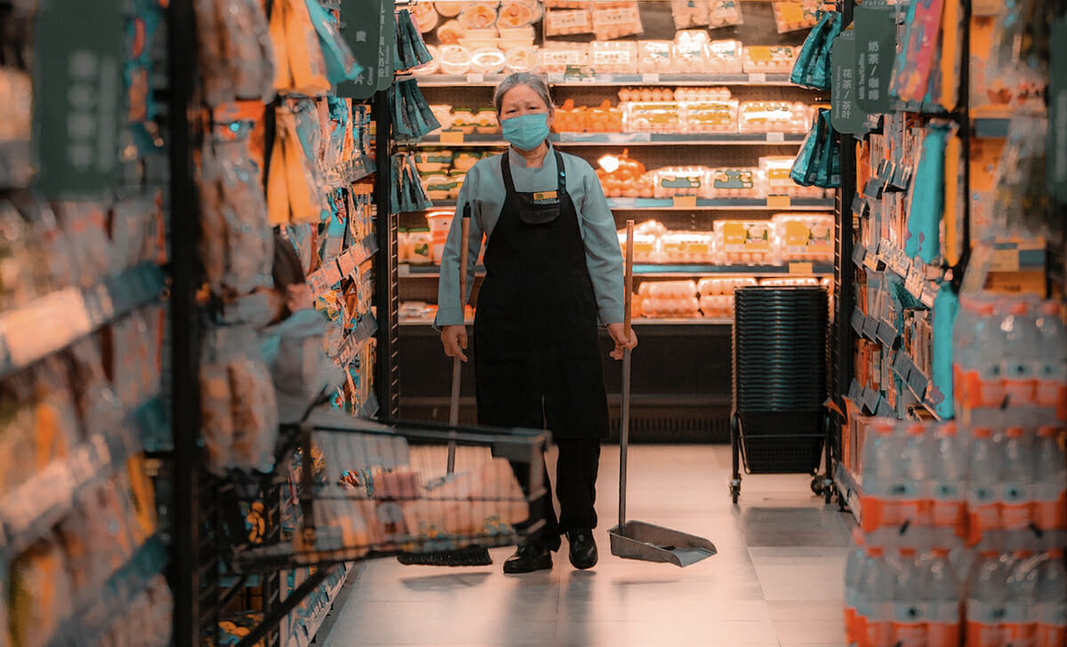 Uno scaffalista deve occuparsi anche di mantenere ordine nel punto vendita e pulire il supermercato