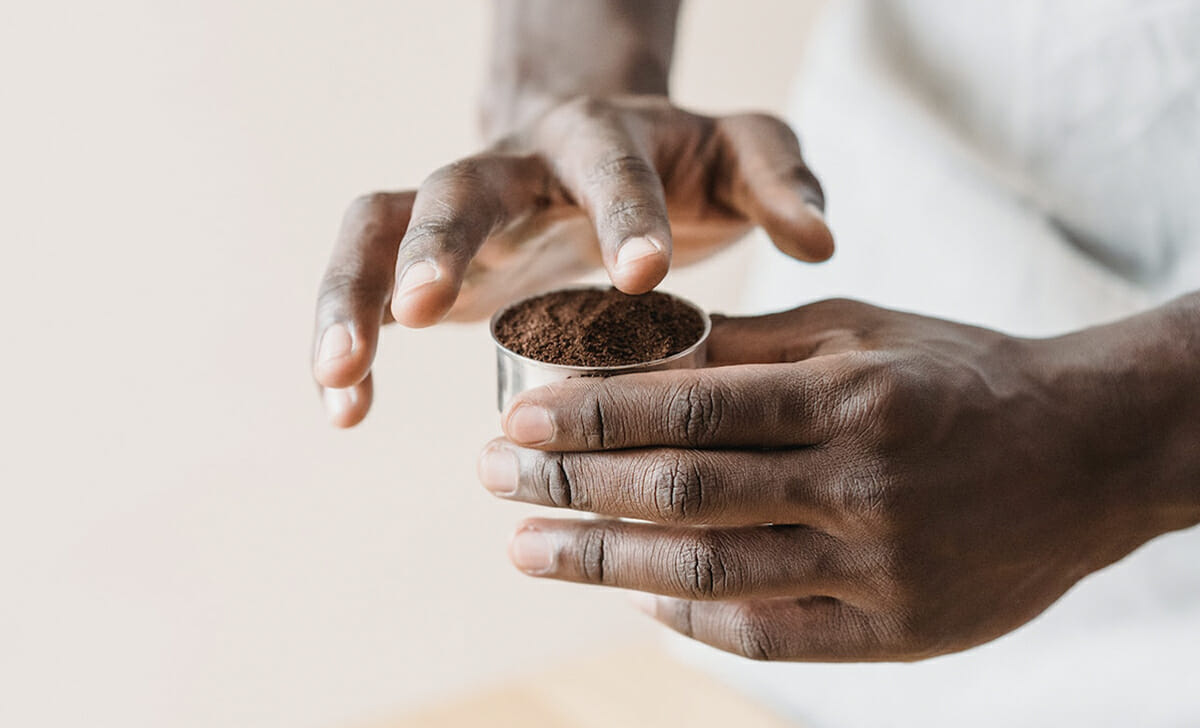 Utilizzando un bicchiere a mo' di imbuto non correremo il rischio che la polvere di caffè fuoriesca oltre il bordo