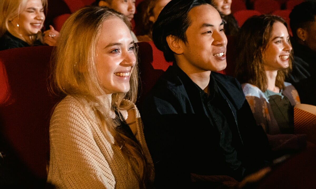 Vestirsi eleganti e casual a teatro