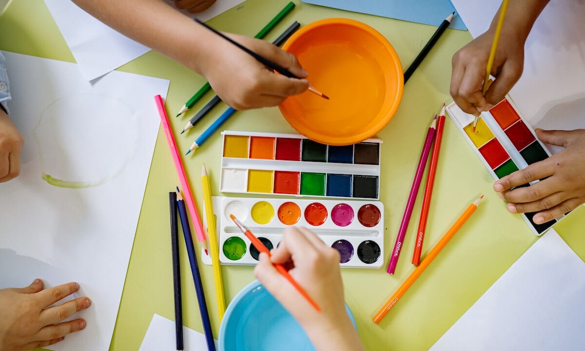 Via libera quindi a pennarelli tempere e colori