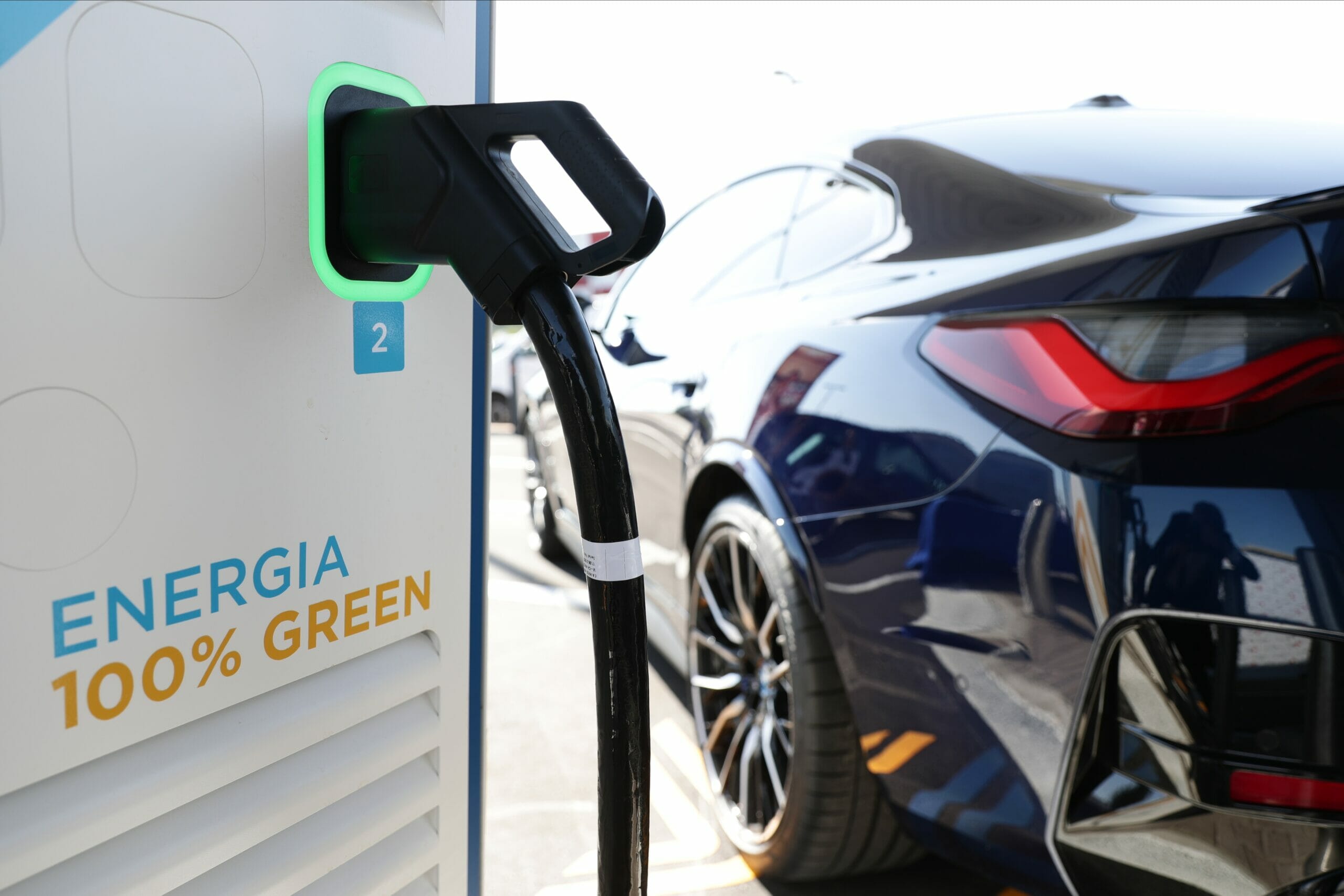 Viaggiare con l'auto elettrica costa di meno