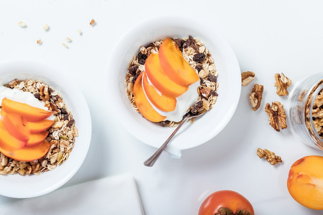 Yogurt guarnito con muesli e frutta