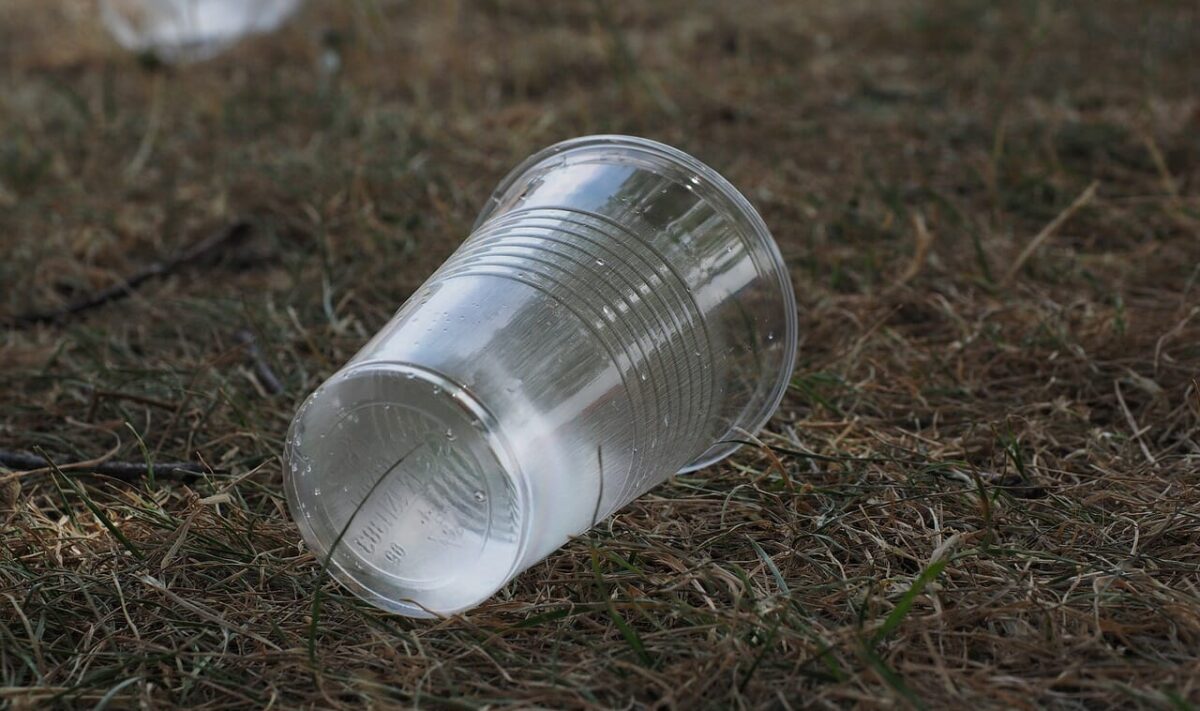 Bicchieri e riciclo per tutelare l'ambiente