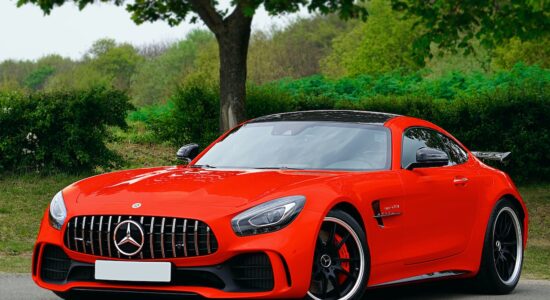 Come pulire i fari dell’auto ingialliti
