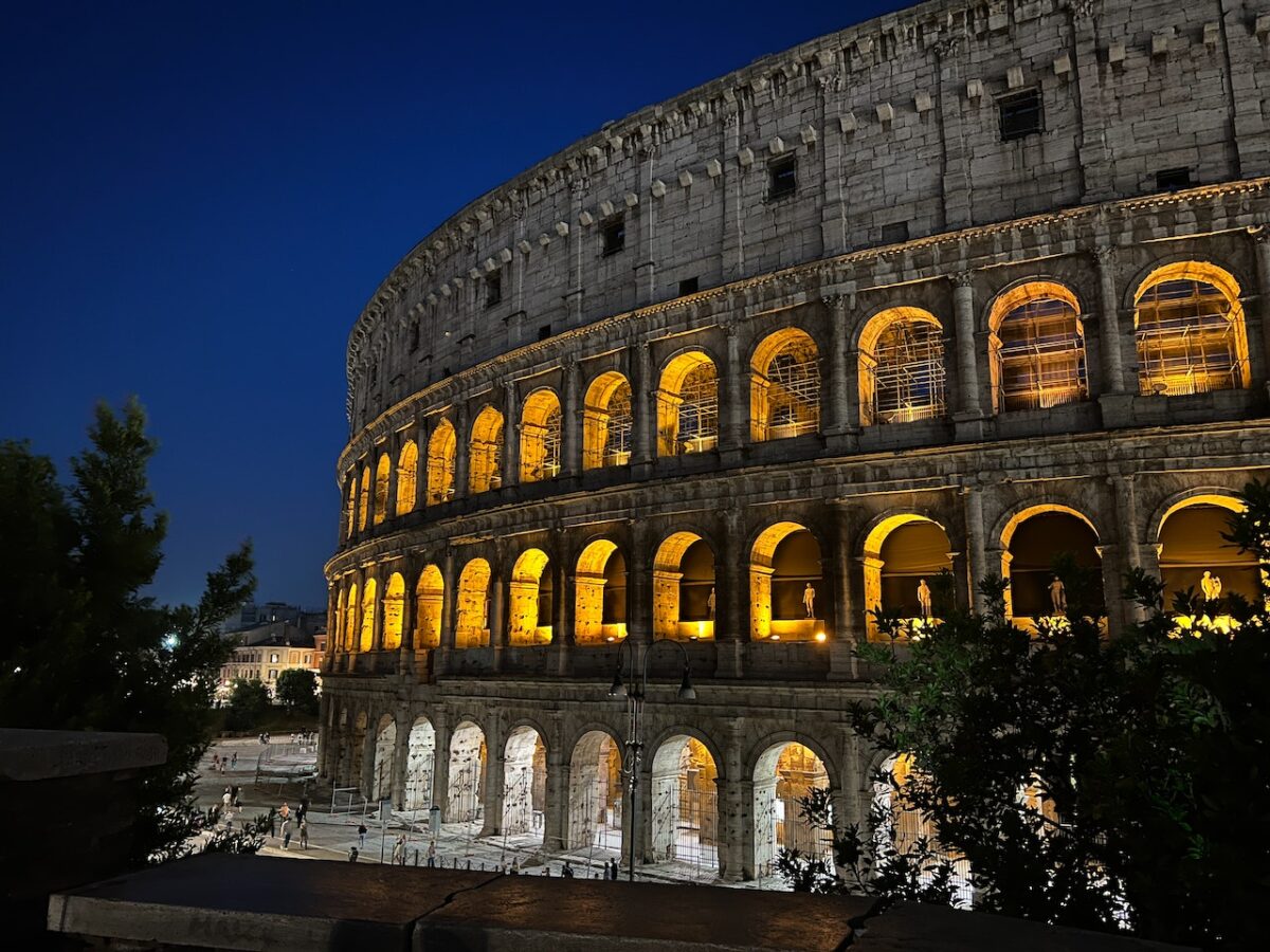 Gustare un croissant a Roma