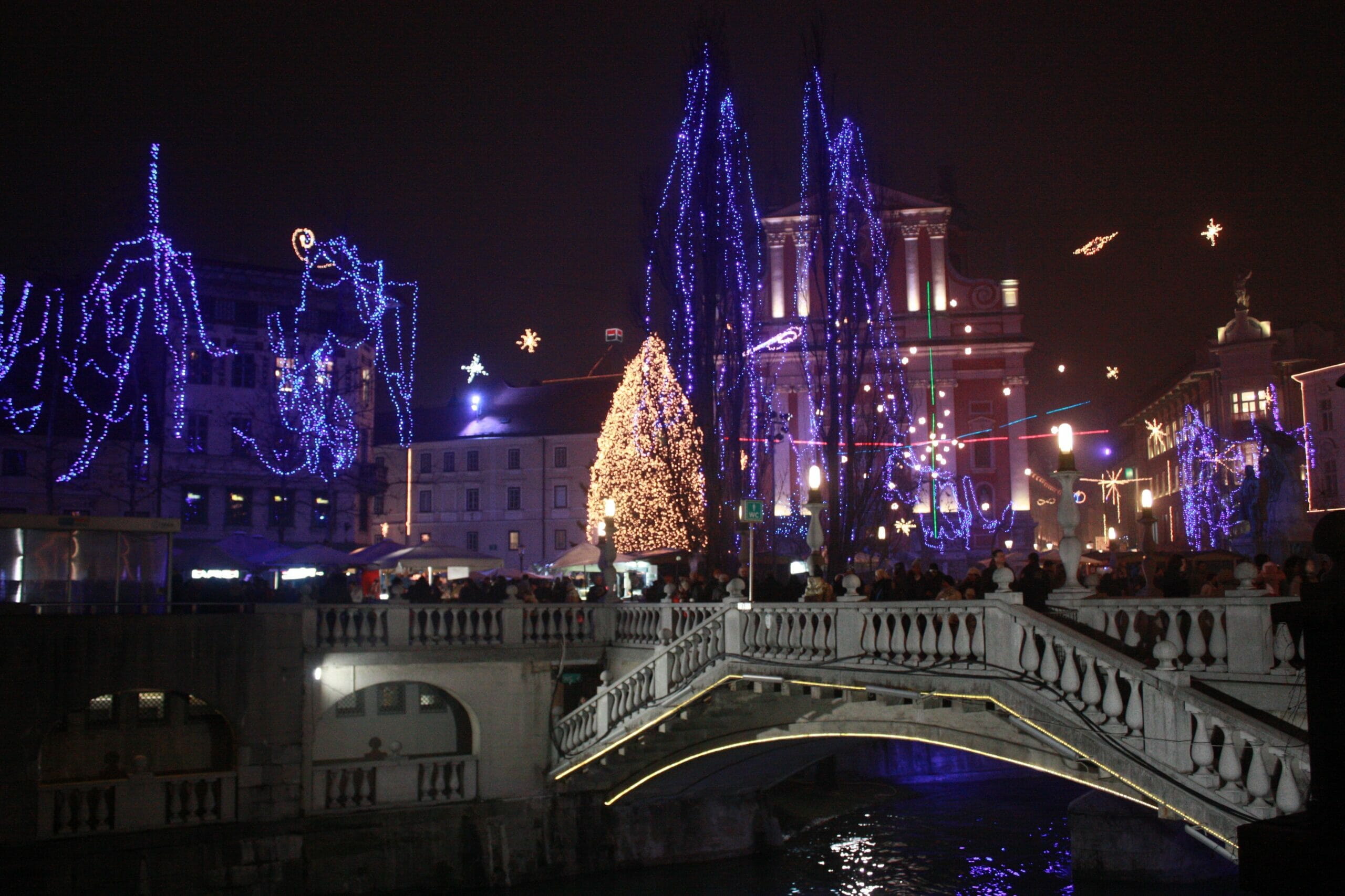 Possiamo anche ammirare il Triplice Ponte, chiamato in sloveno Tromostovje