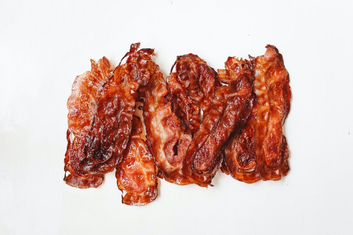 Procuriamoci sei fettine di pancetta affumicata