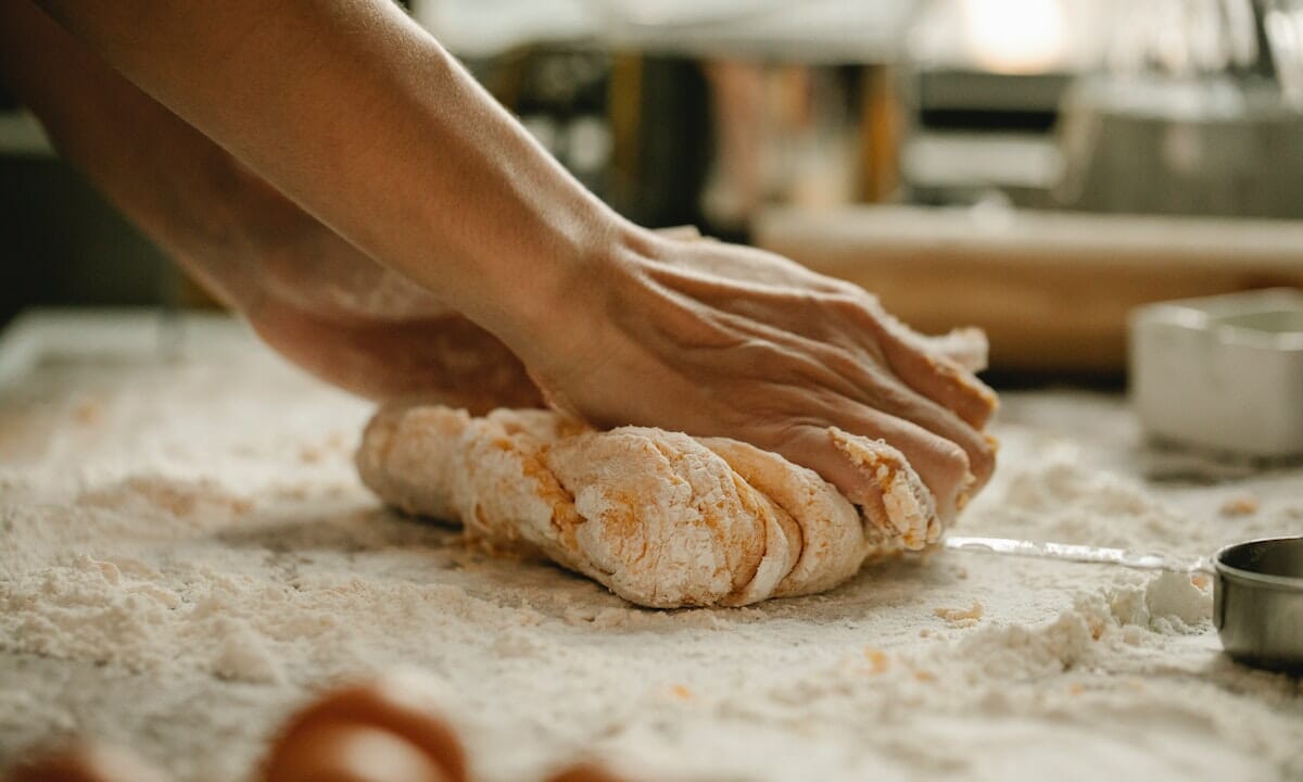 Andiamo a lavorare l'impasto con le mani