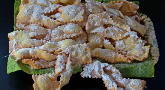 Chiacchiere di Carnevale sempre gonfie, spesse e croccanti evitando alcuni errori comuni