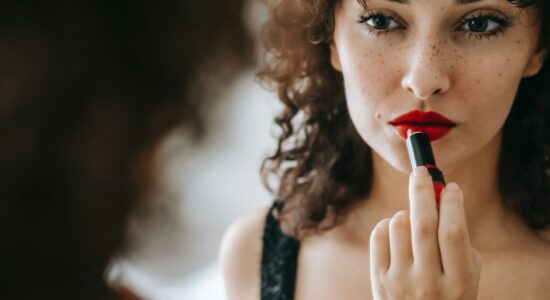 Come avere un viso luminoso e levigato con il trucco