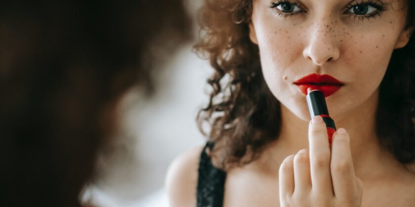 Come avere un viso luminoso e levigato con il trucco