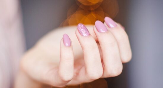 Come fare una manicure semplice ed elegante