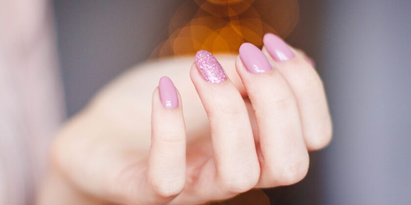 Come fare una manicure semplice ed elegante