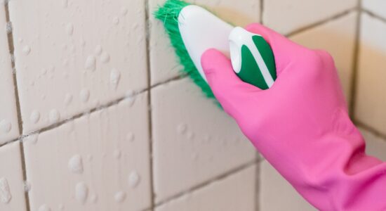 Come pulire le fughe delle piastrelle con pochi soldi