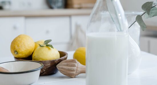 Cosa succede se mescoli latte e limone