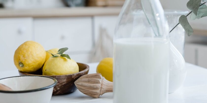Cosa succede se mescoli latte e limone