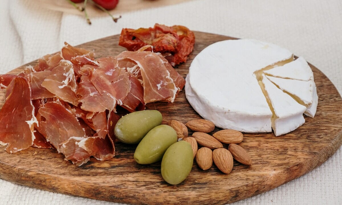 Crostata di formaggio, speck e olive