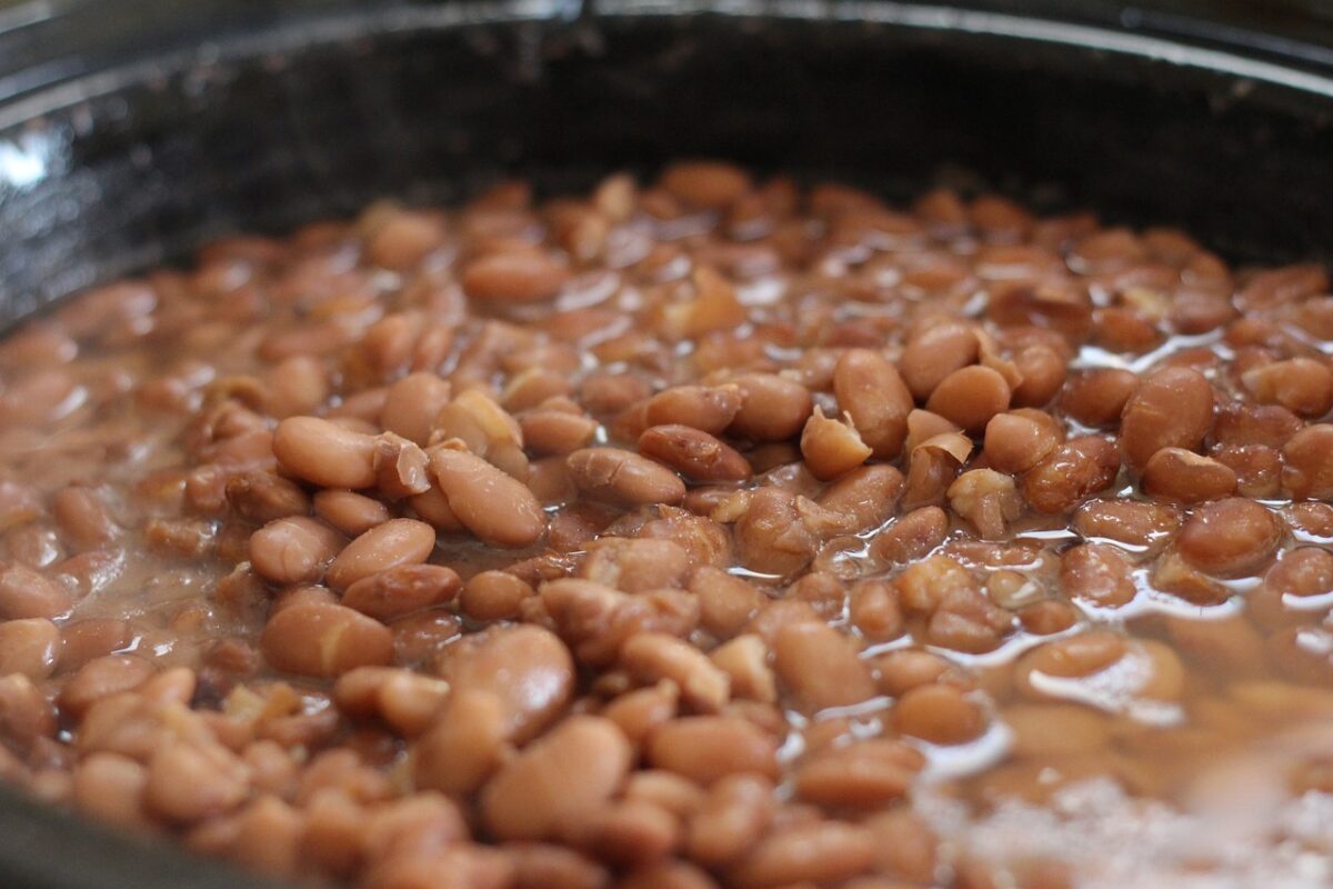 Far cuocere i fagioli per circa mezz'ora, in acqua fredda e con gli odori che si preferiscono
