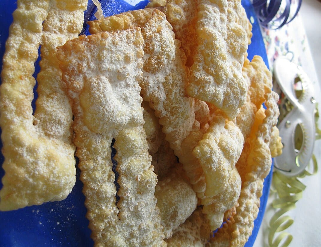 Friggere le chiacchiere con l'olio d'arachide