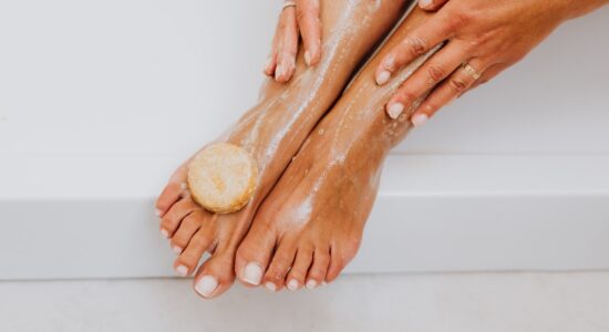 I benefici di immergere i piedi nell'aceto
