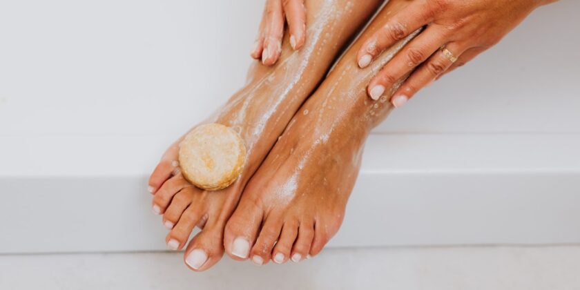I benefici di immergere i piedi nell'aceto