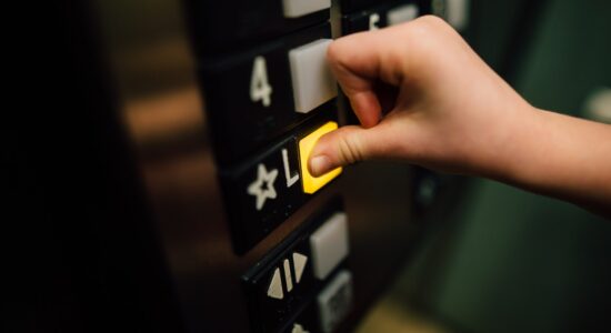 Il motivo per cui gli ascensori hanno lo specchio
