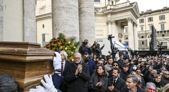 Funerale Maurizio Costanzo: grande partecipazione di folla