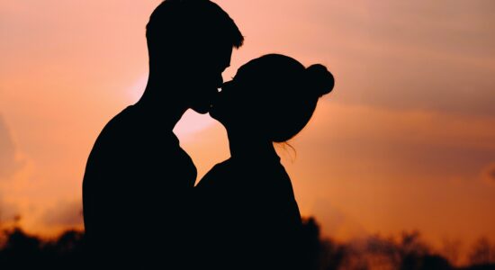 La classifica dei segni zodiacali più bravi a baciare