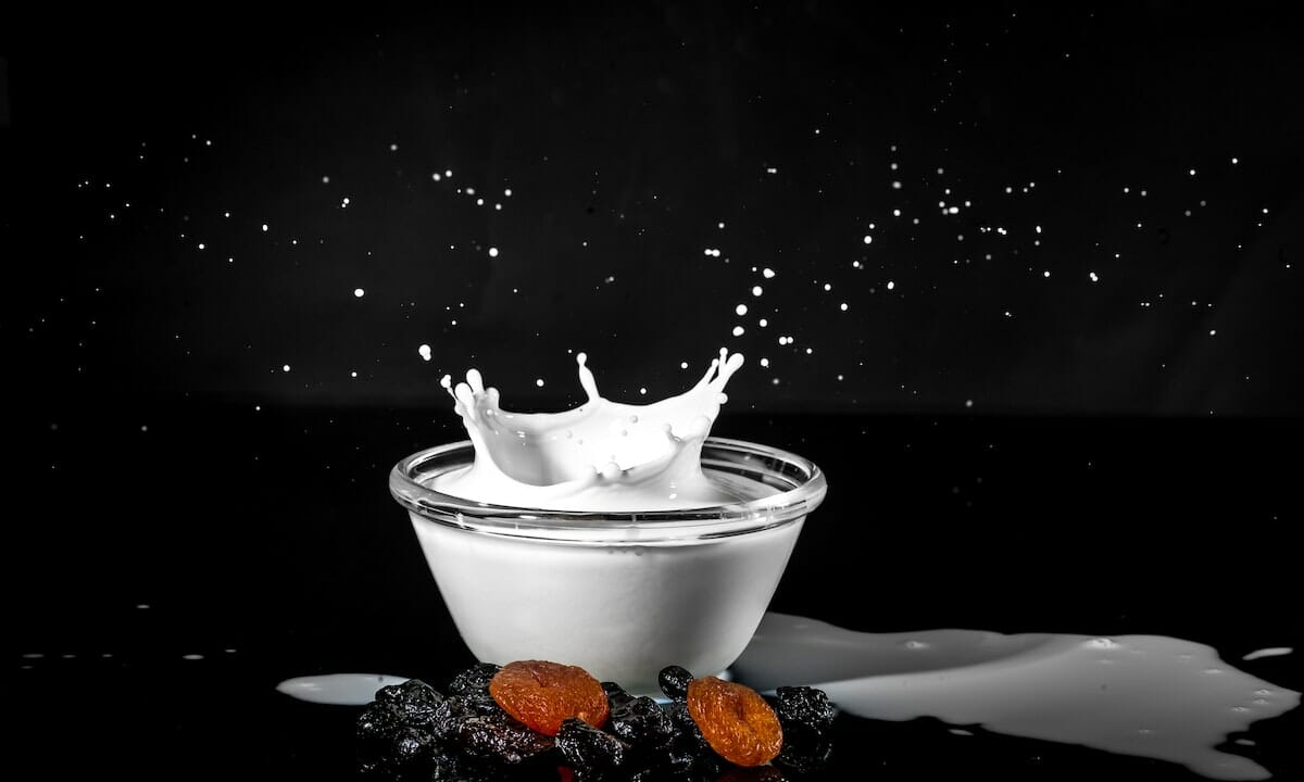 Lasciare le foglie immerse in un contenitore colmo di latte