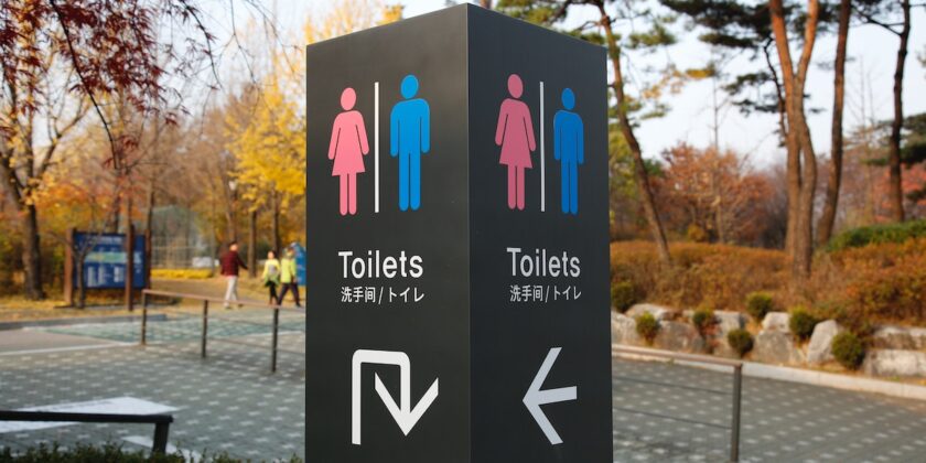 Le porte dei bagni pubblici non toccano il pavimento