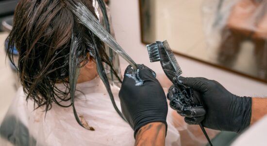 Macchie scure di tinta per capelli sulla pelle addio