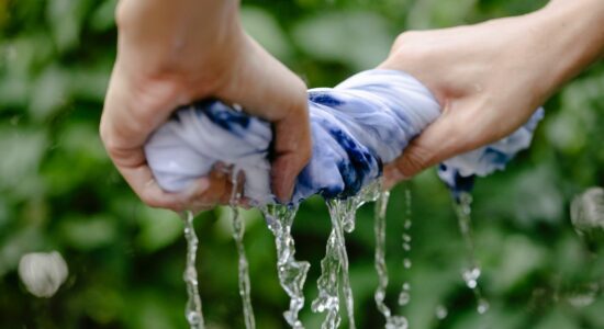 Meglio lavare i vestiti a secco o con acqua