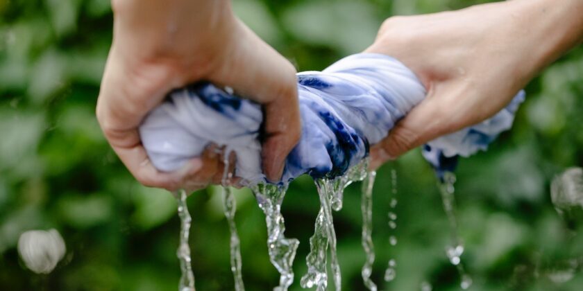 Meglio lavare i vestiti a secco o con acqua