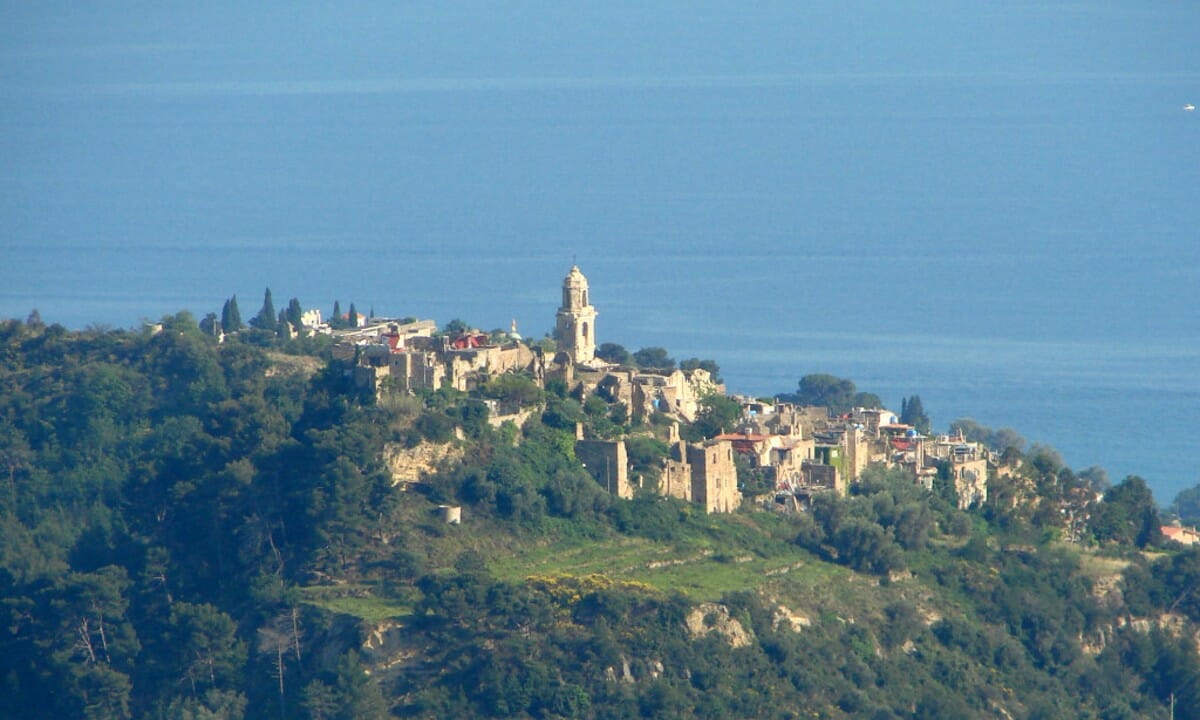 Merita menzione speciale il borgo di Bussana Vecchia