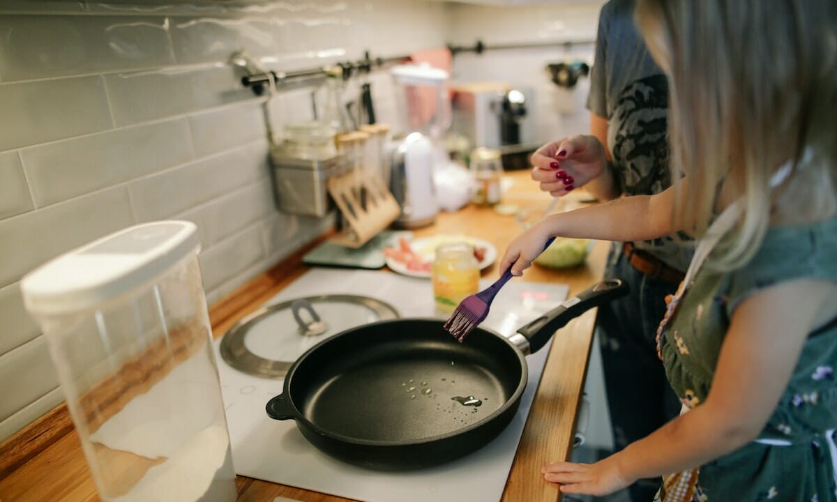Mettere le mele all’interno di una padella antiaderente ben unta