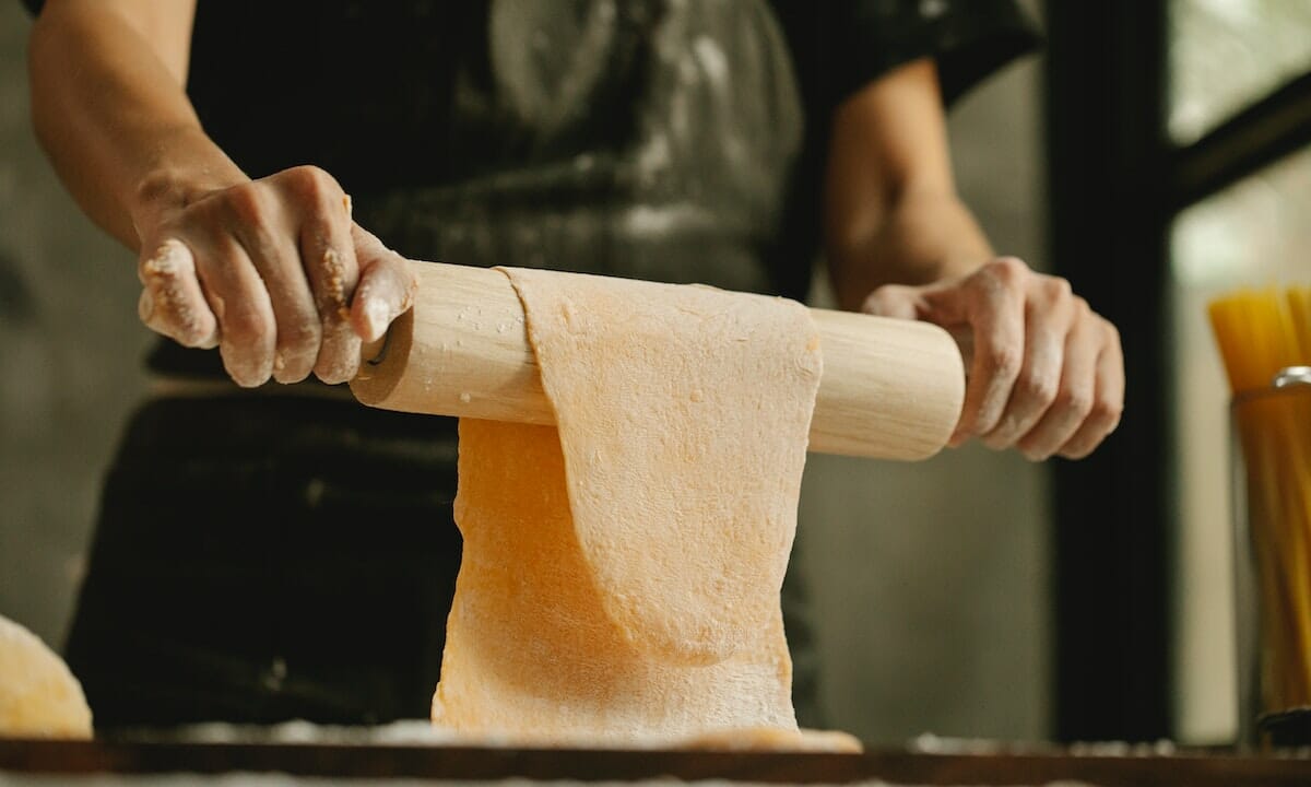 Procediamo stendendo l'impasto molto sottilmente