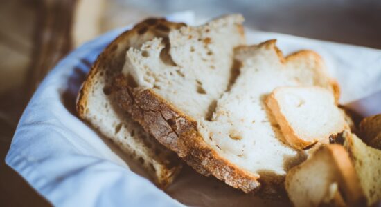 Riutilizzare il pane preparando un dolce