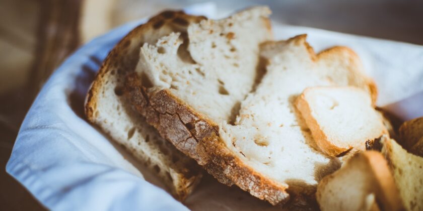 Riutilizzare il pane preparando un dolce