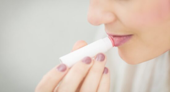 Scegliere fra il burrocacao e il balsamo labbra