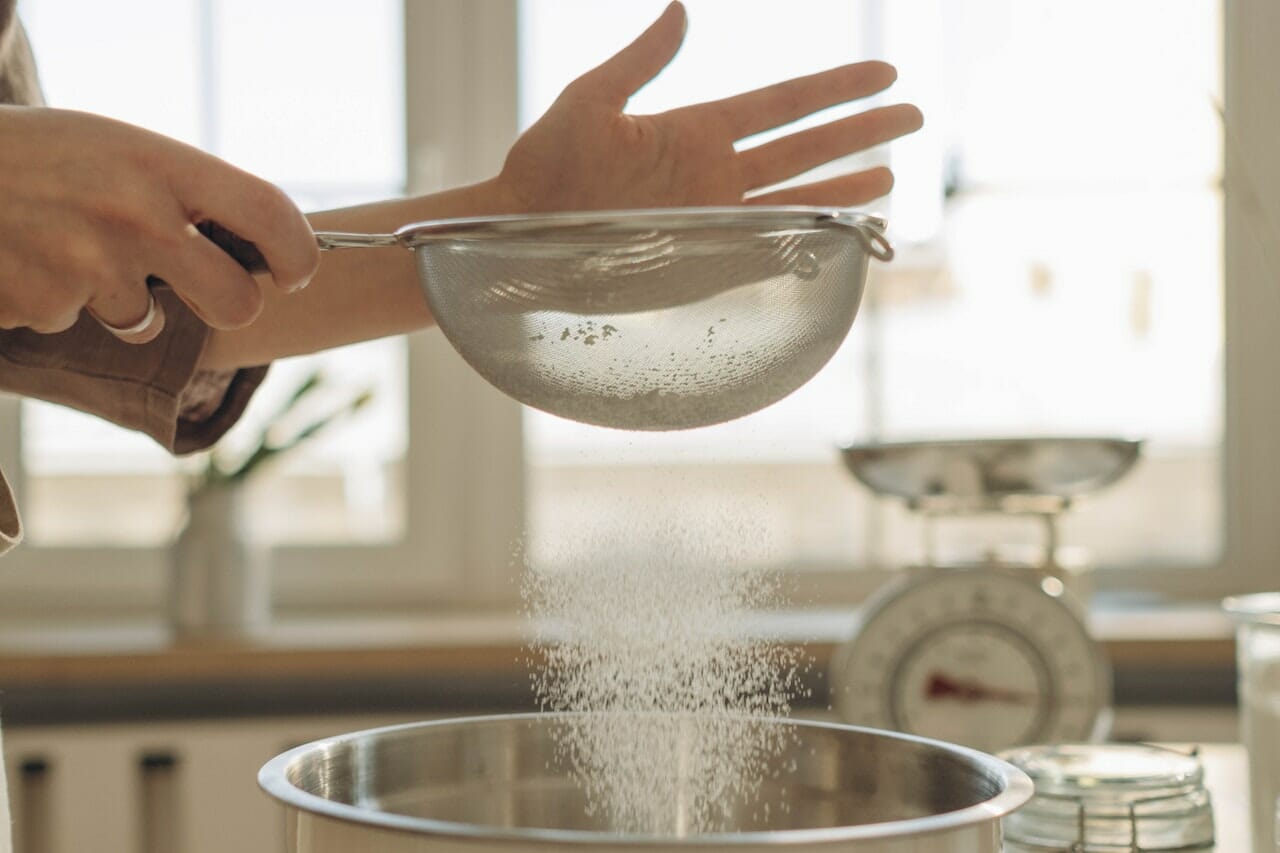 Setaccia la farina per preparare gli spaghetti pancake
