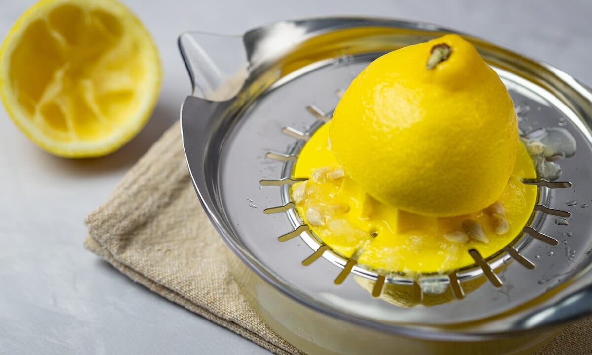 Spremi il succo di due limoni