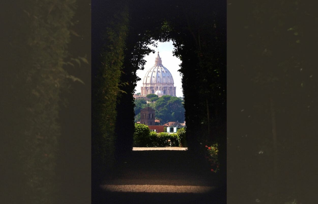 Vista dal buco della serratura del cancello
