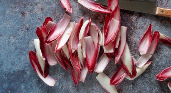 Togliere l'amaro da indivia e radicchio