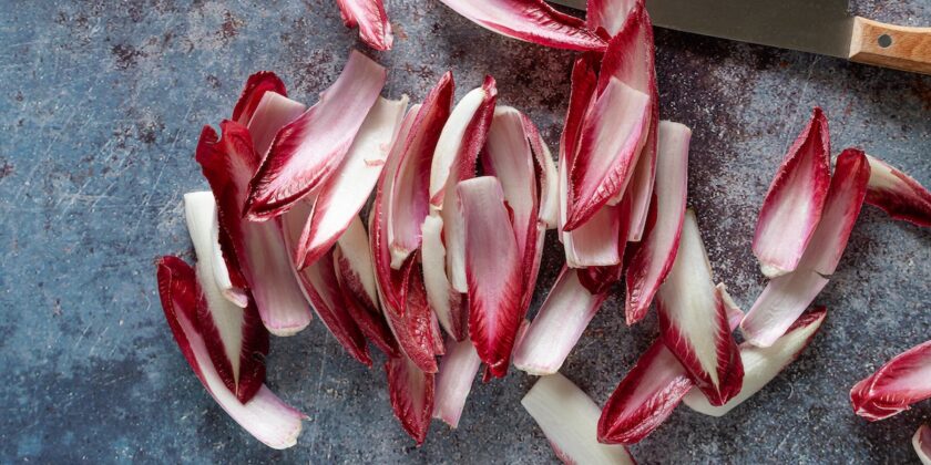 Togliere l'amaro da indivia e radicchio