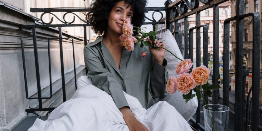 Un bel balcone fiorito a marzo
