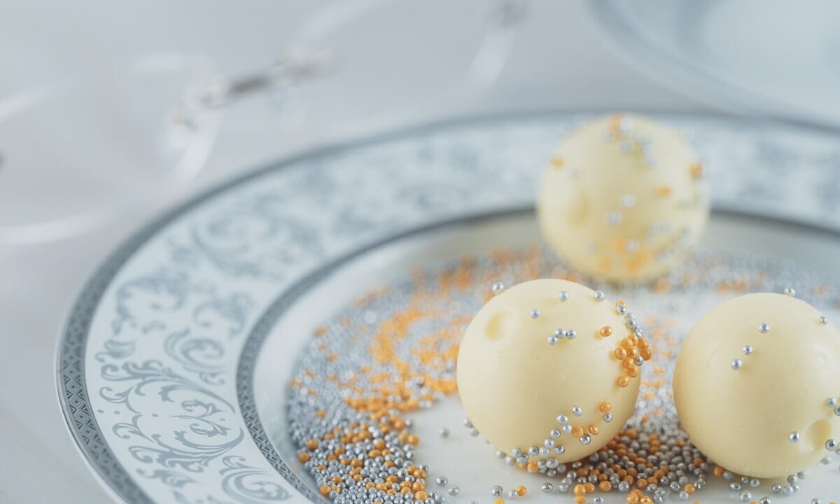 Un impasto di biscotti, burro e cioccolato bianco