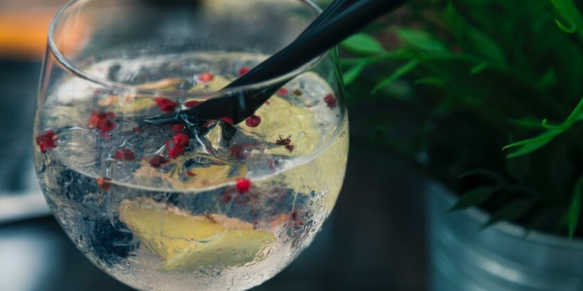 Un motivo per cui nei cocktail mettono due cannucce