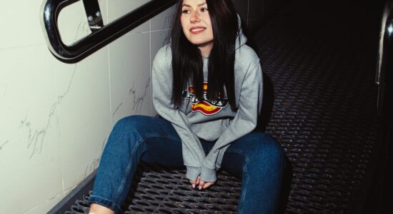 Via i jeans chiari e skinny
