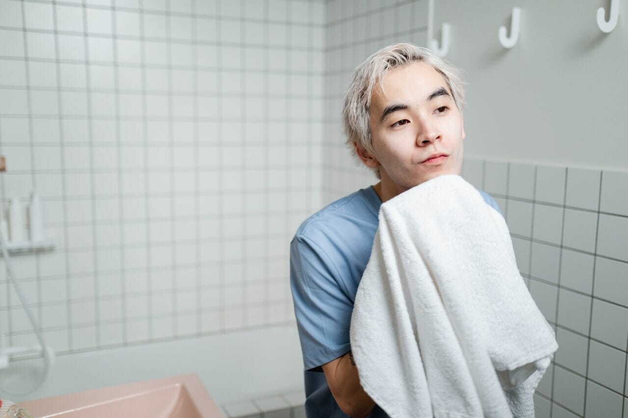 Viso luminosissimo grazie all'acqua frizzante, usala durante la skincare