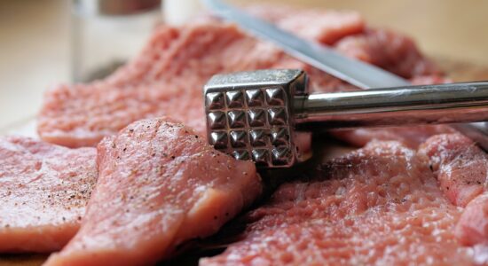 Con il batticarne si può rendere la fettina di carne più morbida e tenera